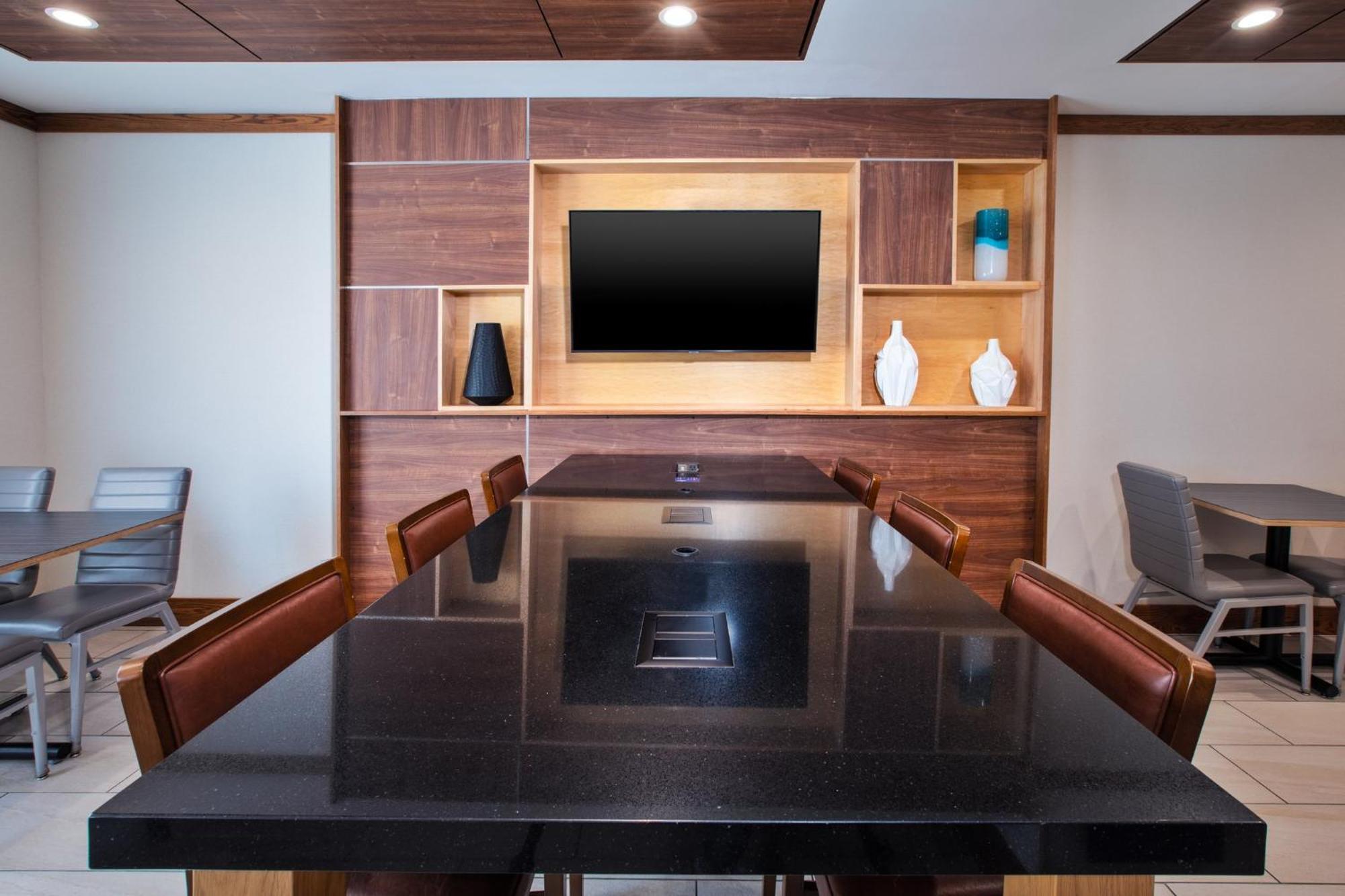 Holiday Inn Express & Suites Buffalo, An Ihg Hotel מראה חיצוני תמונה